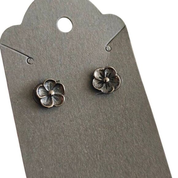 Titanium Black Flower Stud Earrings - Picture 4 of 4
